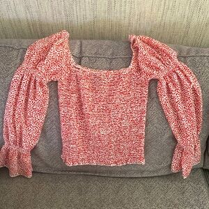 Foral top that’s perfect for summer! A ruched bodice with puffy sleeves.